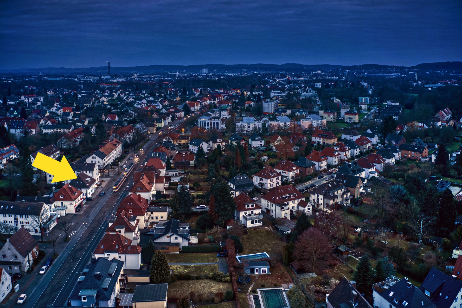 Luftaufnahme der Jöllenbecker Str. in Bielefeld, Pfeil zeigt auf das Gebäude der Praxis Dr. med. Yvonne Winter