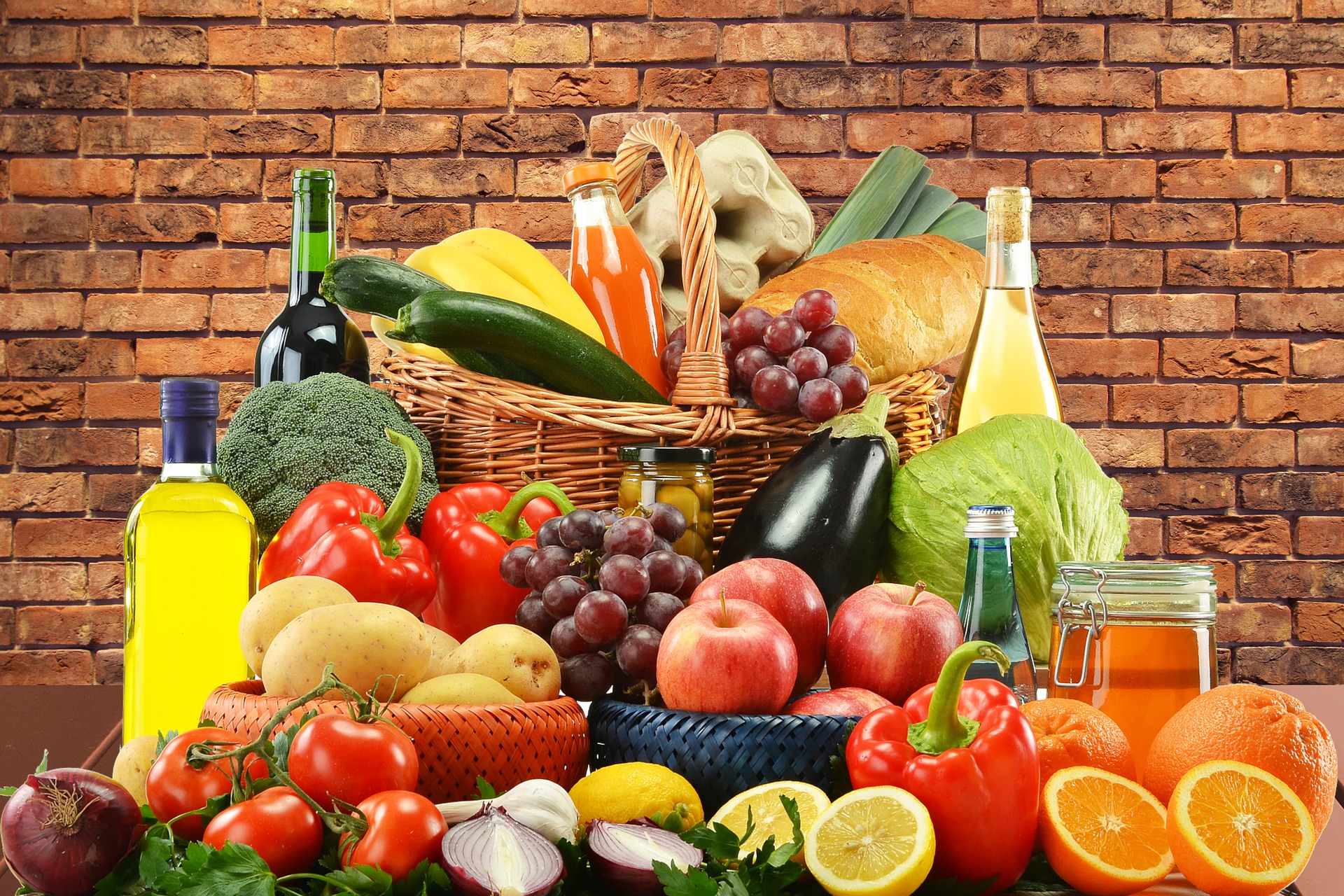 Tisch und Korb mit frischem Obst und Gemüse